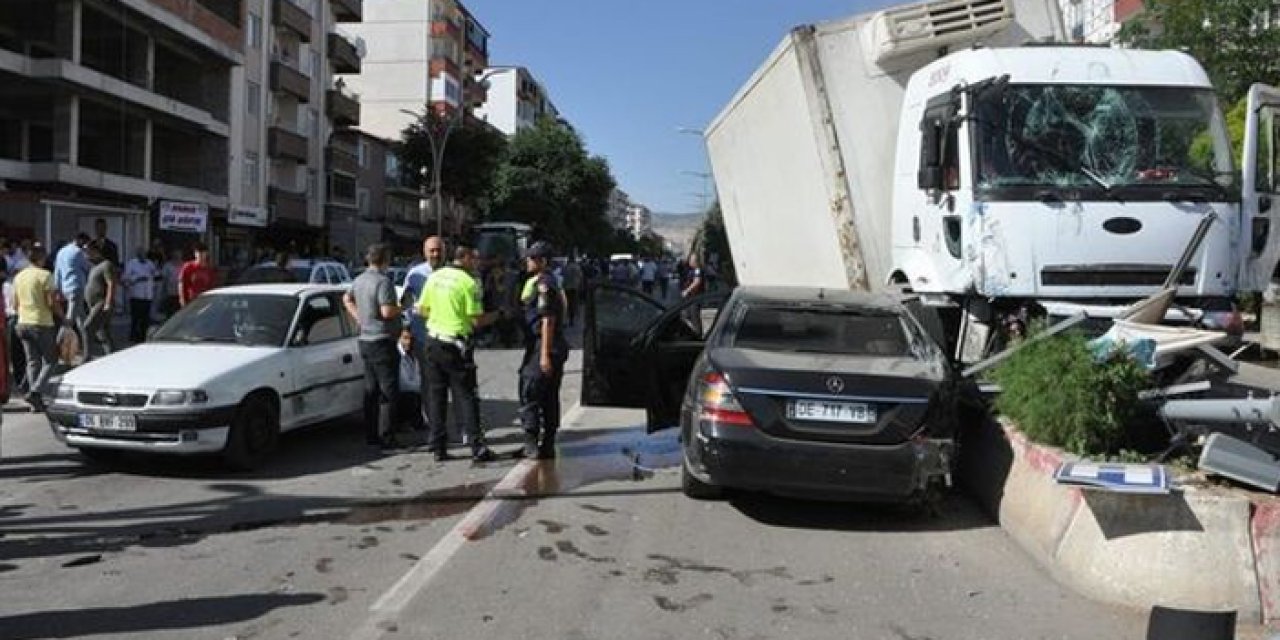 Yozgat'ta freni patlayan kamyon 8 aracı biçti! 3 yaralı