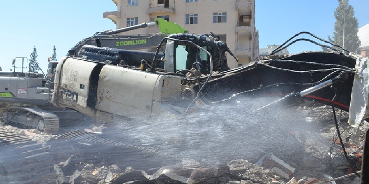 Kahramanmaraş'ta yıkım esnasında iş makinesi enkaz altında kaldı