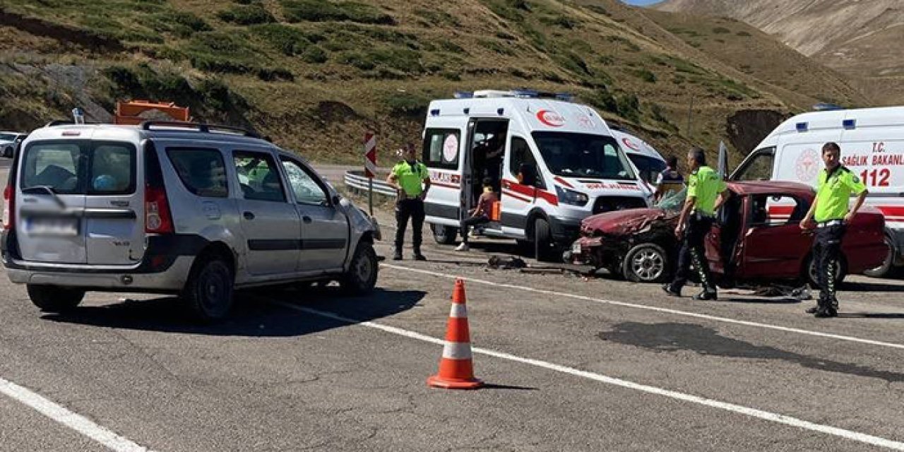 Bayburt'ta iki araç birbirine girdi! 11 yaralı