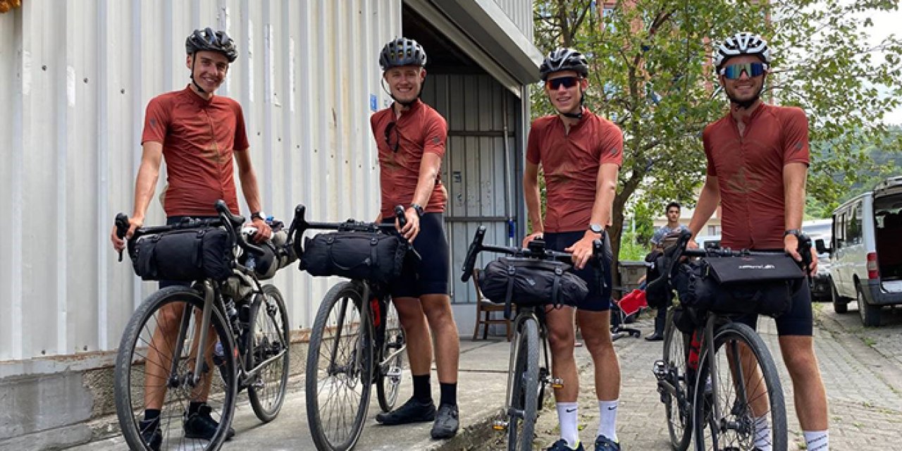Dünya turuna çıkan 4 bisikletçi Hopa’da mola verdi