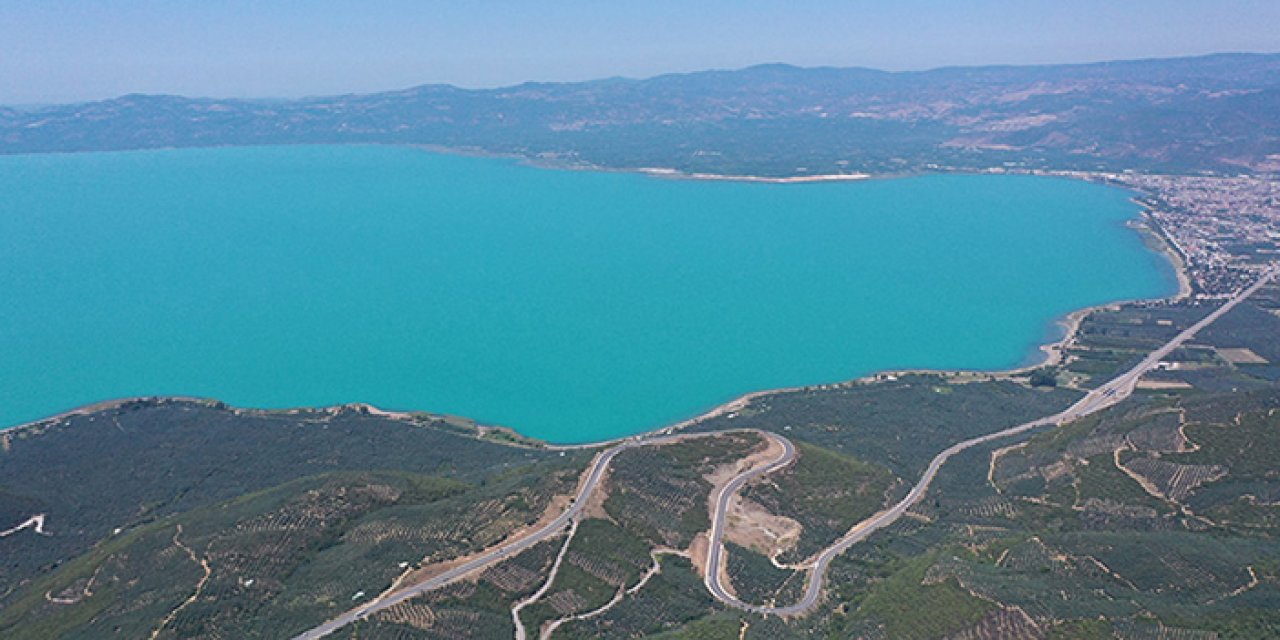 Alg patlamasıyla rengi turkuaza dönen İznik Gölü dronla görüntülendi