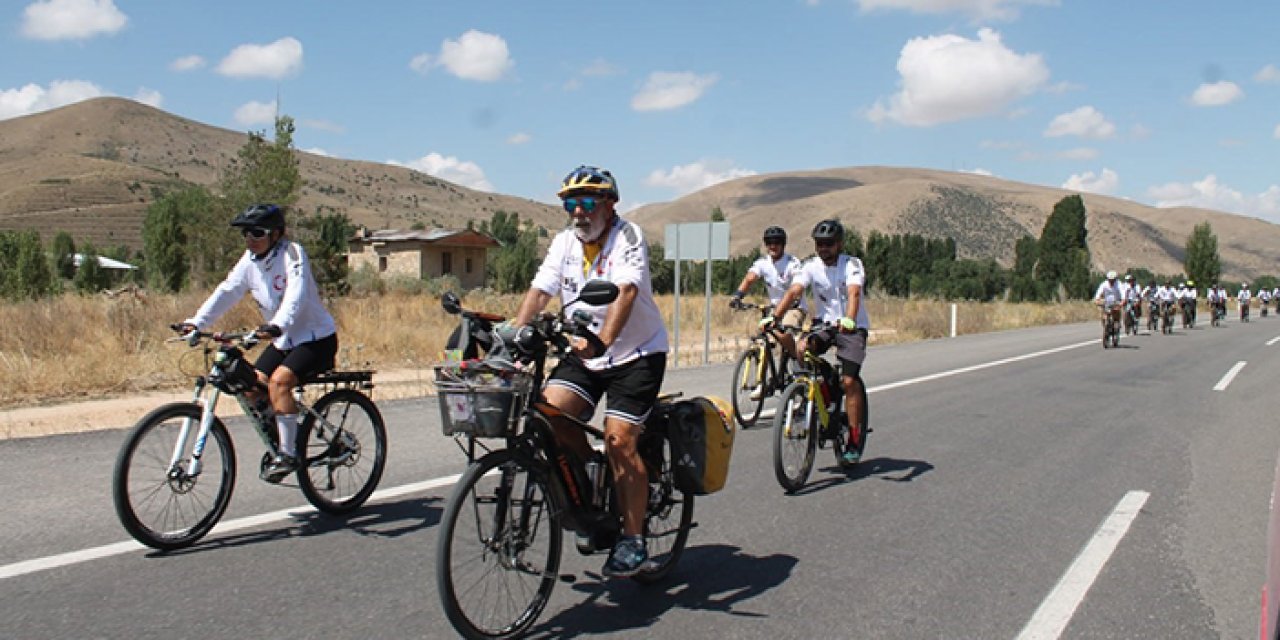 Bisiklet tutkunlarından Bayburt'ta farkındalık projesi! Kilometrelerce yol kat ettiler