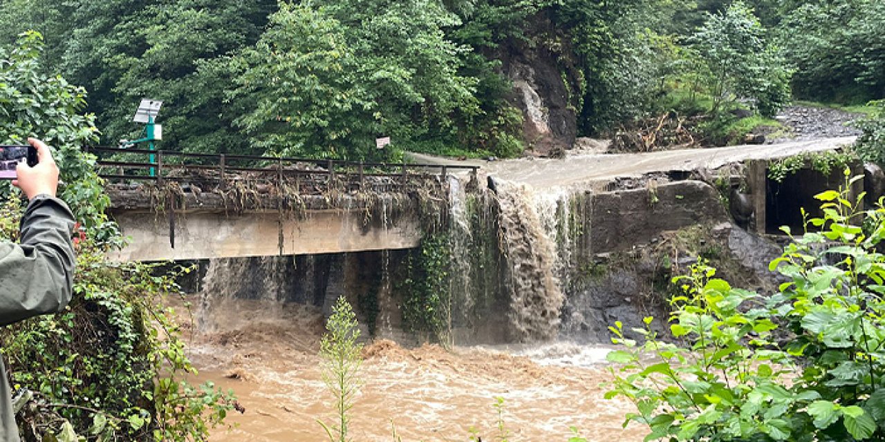 Rize'de heyelan! 8 ev boşaltıldı