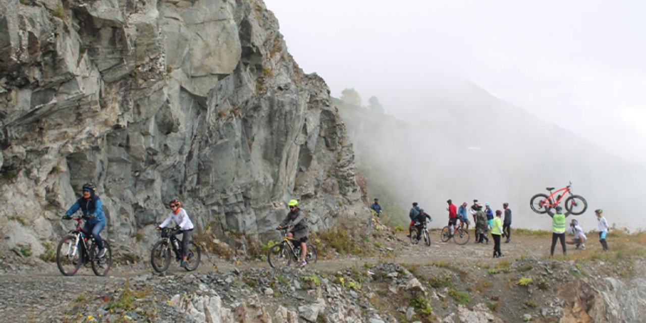 Bayburt ve Trabzon arasında bulunan tehlikeli yolda pedal çevirdiler