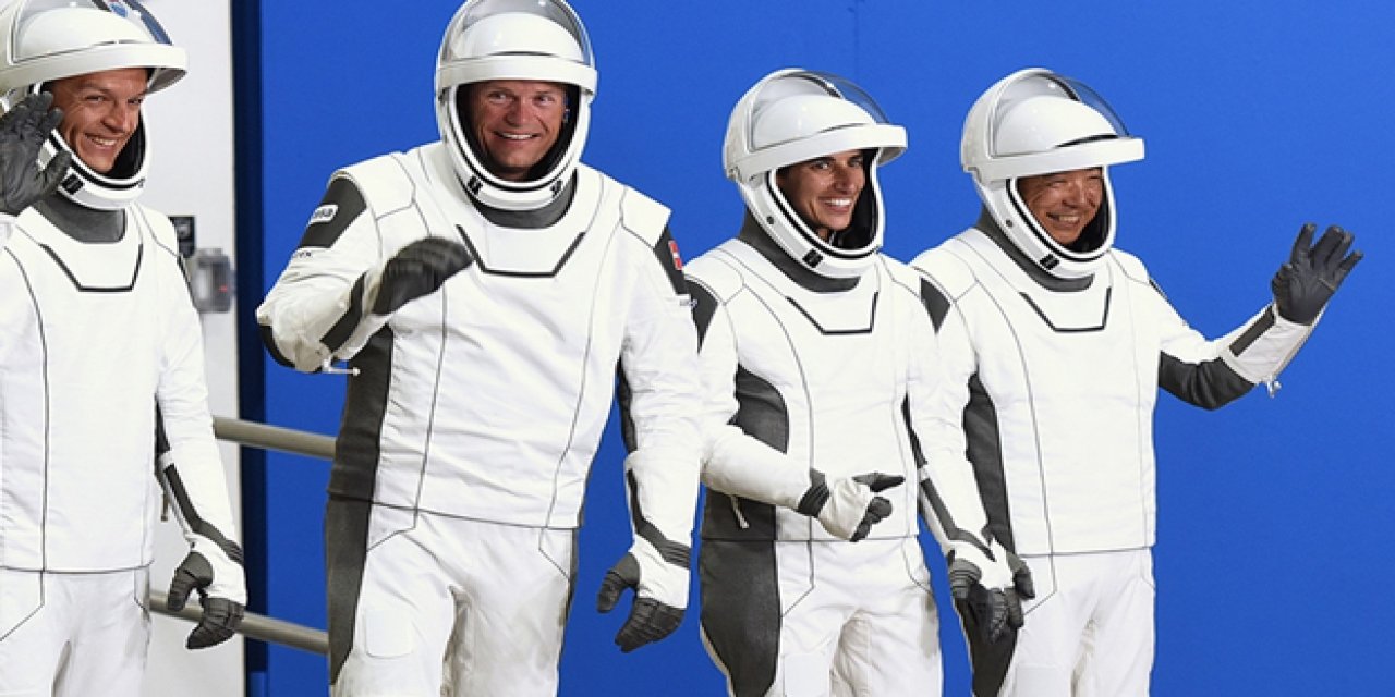 Space X'in 4 astronotu Uluslararası Uzay İstasyonu'na iniş yaptı