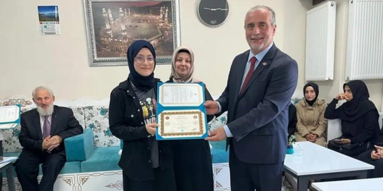 Bayburt'ta Hafızlık eğitimini tamamlayan hafızlara belgeleri verildi