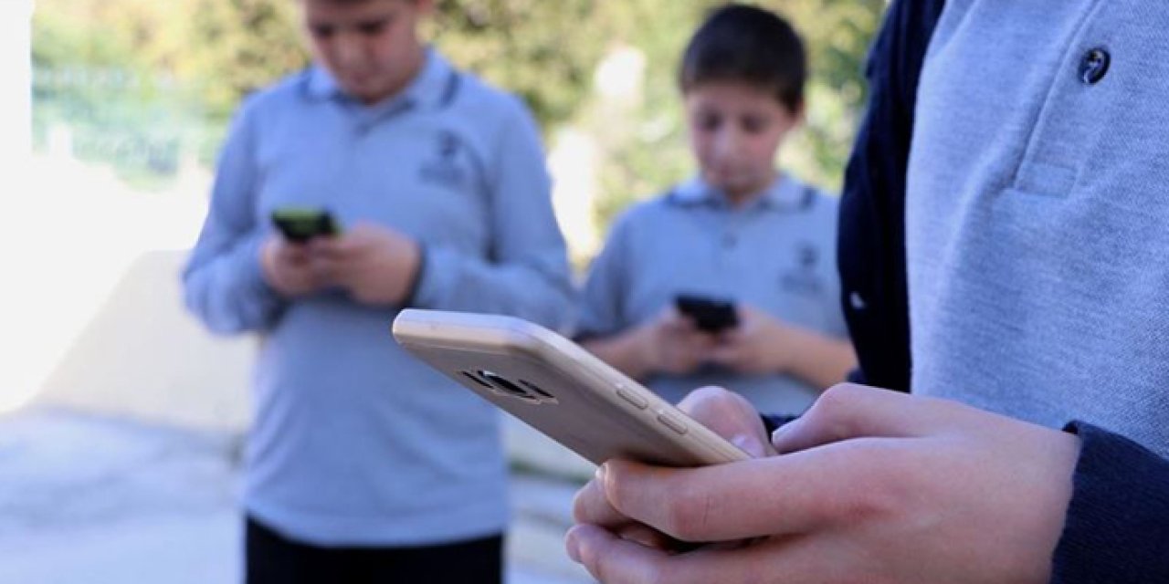 Okullarda telefon kullanmak tarih mi oluyor? Bakan sinyali verdi