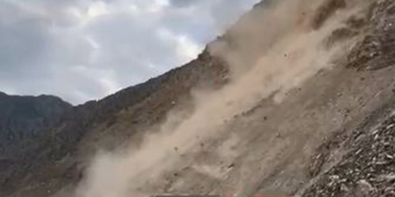 Artvin’de heyelan anı kamerada