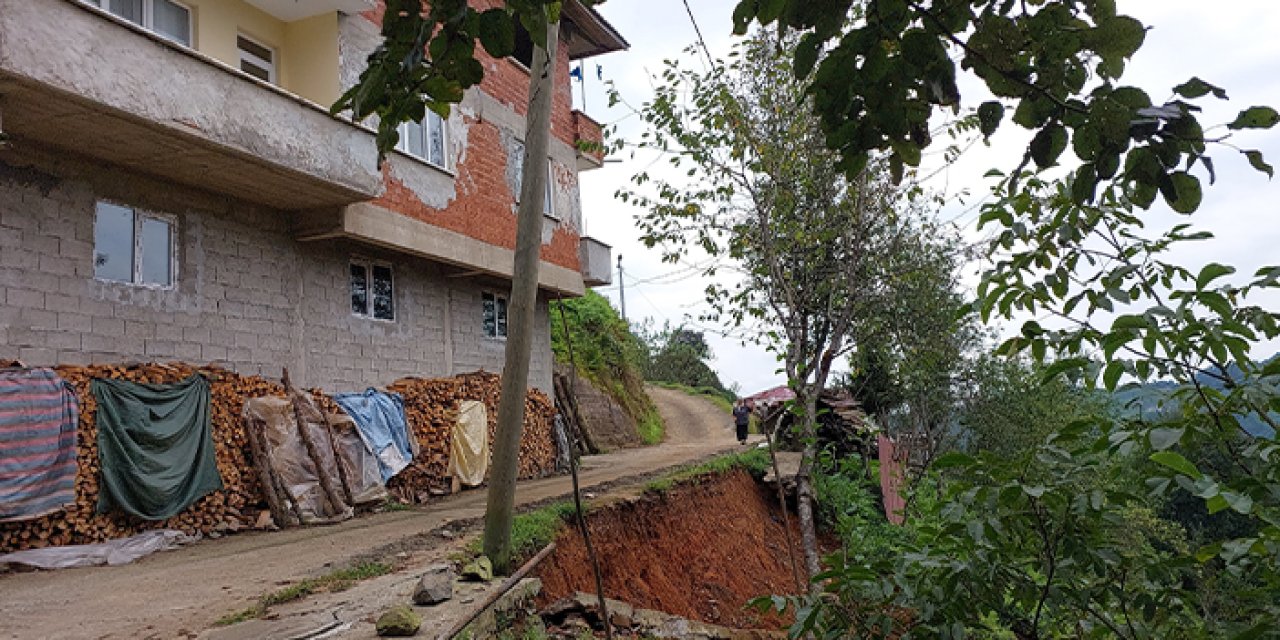 Rize'de yağış etkili oldu! 2 katlı binanın altındaki toprak kayması korkuttu