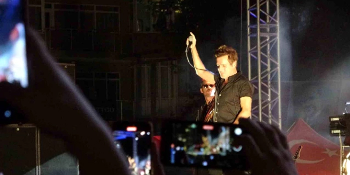 Teoman basın mensuplarıyla yine sorun yaşadı! Kortej alanından kovdu