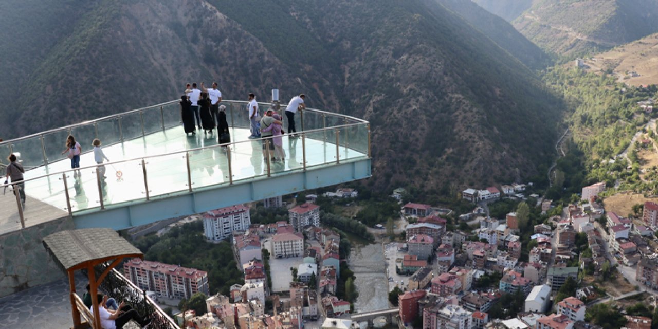 Gümüşhane Torul'daki cam seyir terasından 120 bin kişi manzara izledi