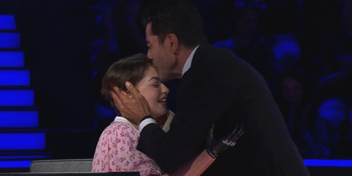 Kenan İmirzalıoğlu, yarışmacıyı alnından öptü!