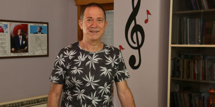 Sanatçı Sümer Ezgü trafik kazası geçirdi!