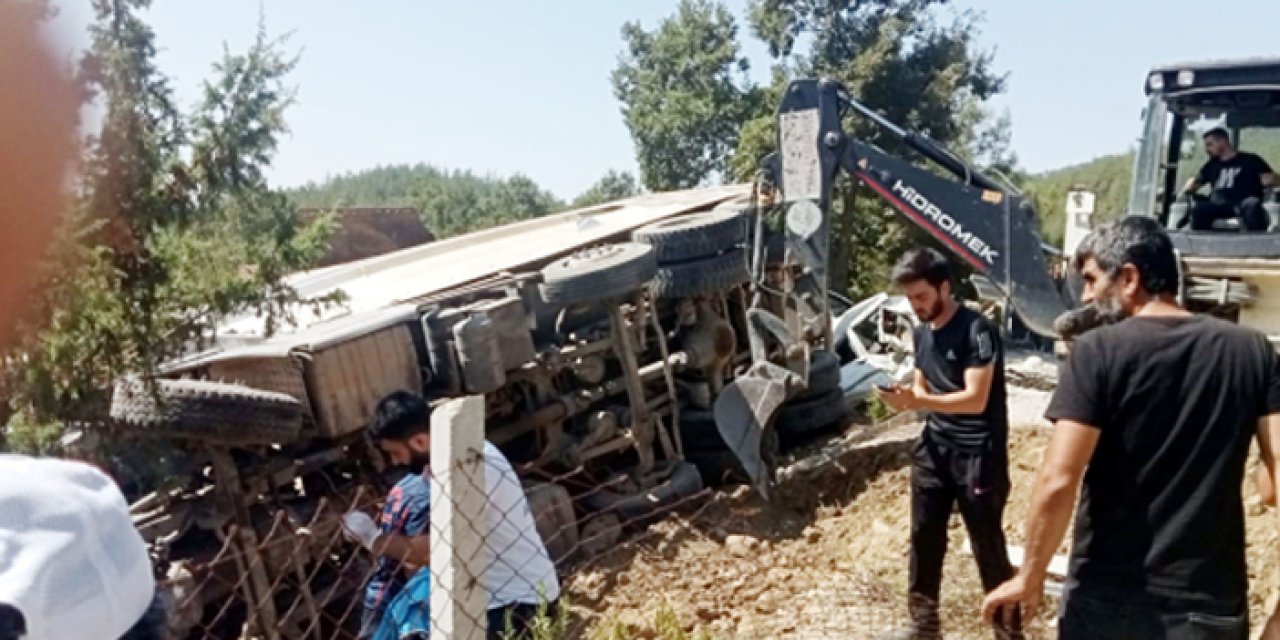 Kahramanmaraş'ta freni boşalan kamyon cenaze namazı kılanların arasına daldı! Ölü ve yaralılar var