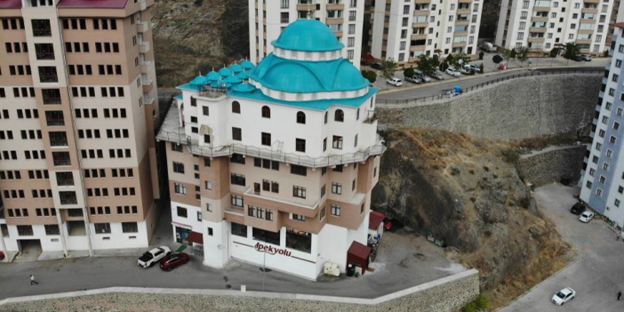 Gümüşhane'de 6 katlı apartman cami görenleri şaşırtıyor