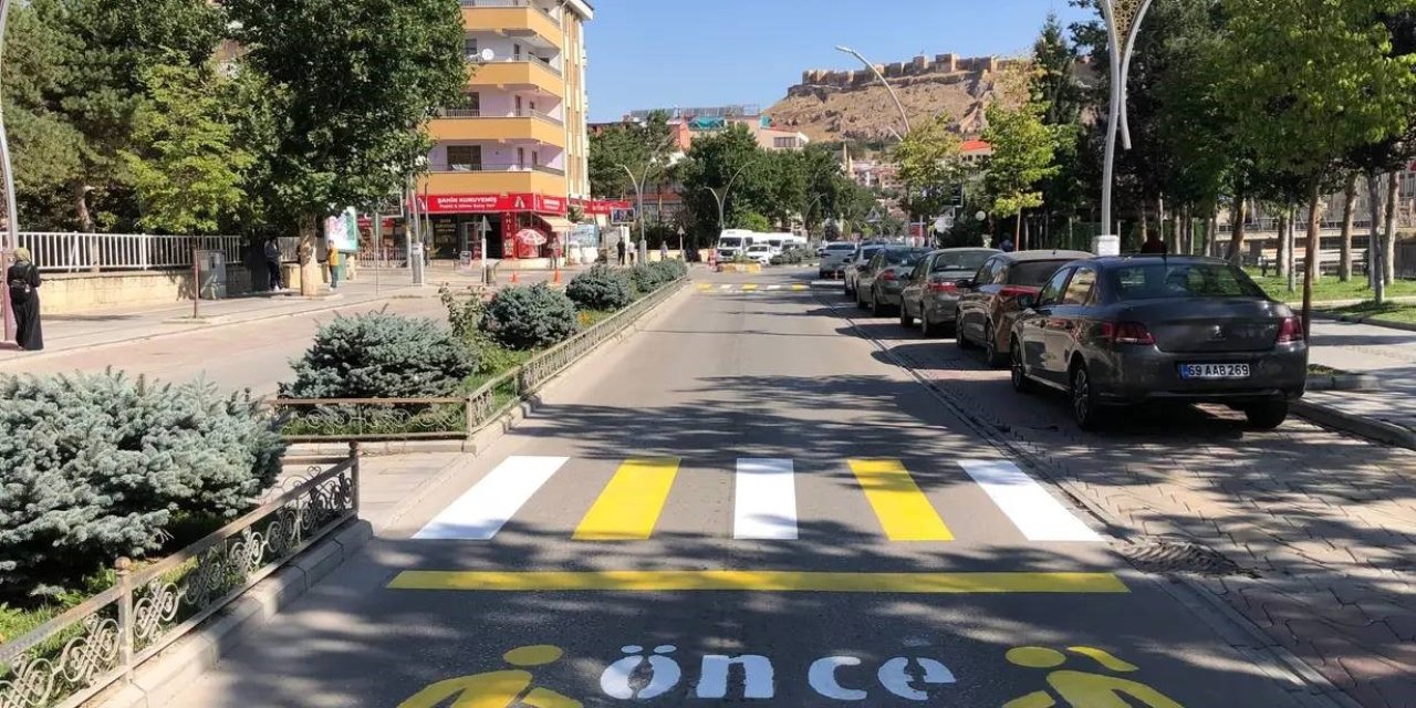 Bayburt'ta yaya geçidi çizgileri yenilendi