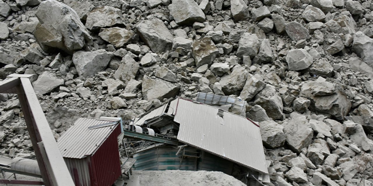 Trabzon'da  taş ocağında çökme meydana geldi! O anlar kamerada