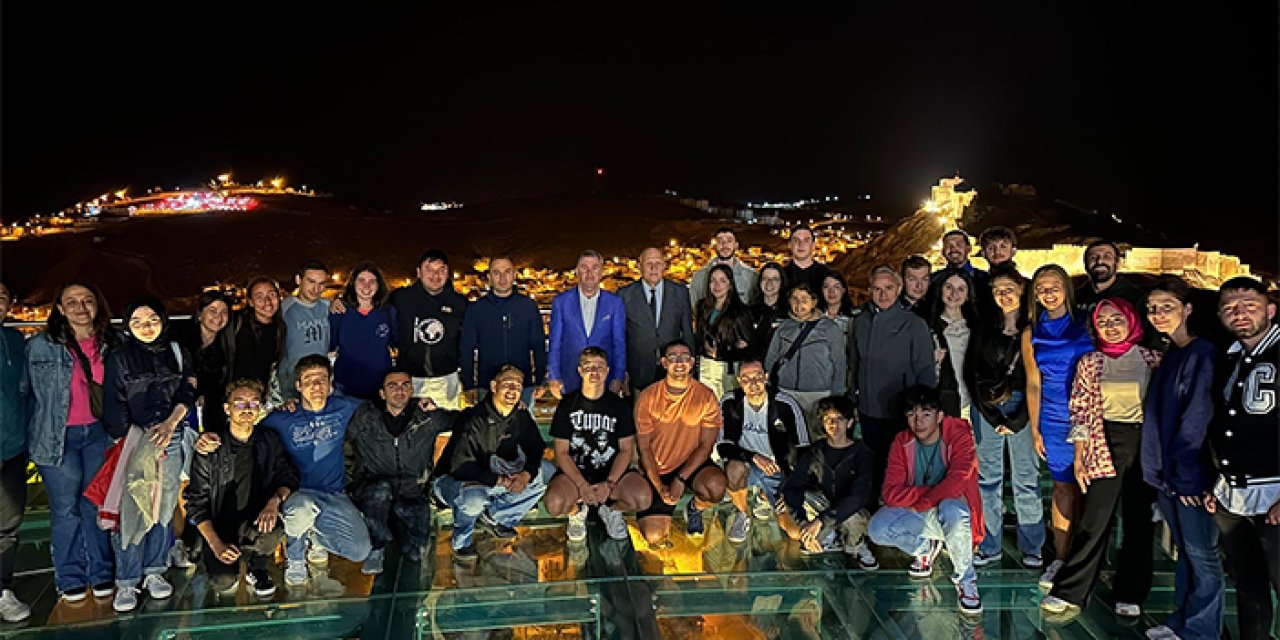 Başkan Pekmezci, yabancı öğrencileri Bamsı Beyrek Seyir Terasında ağırladı