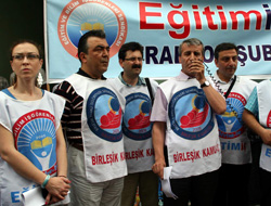 Ak Parti binası önüne siyah çelenk