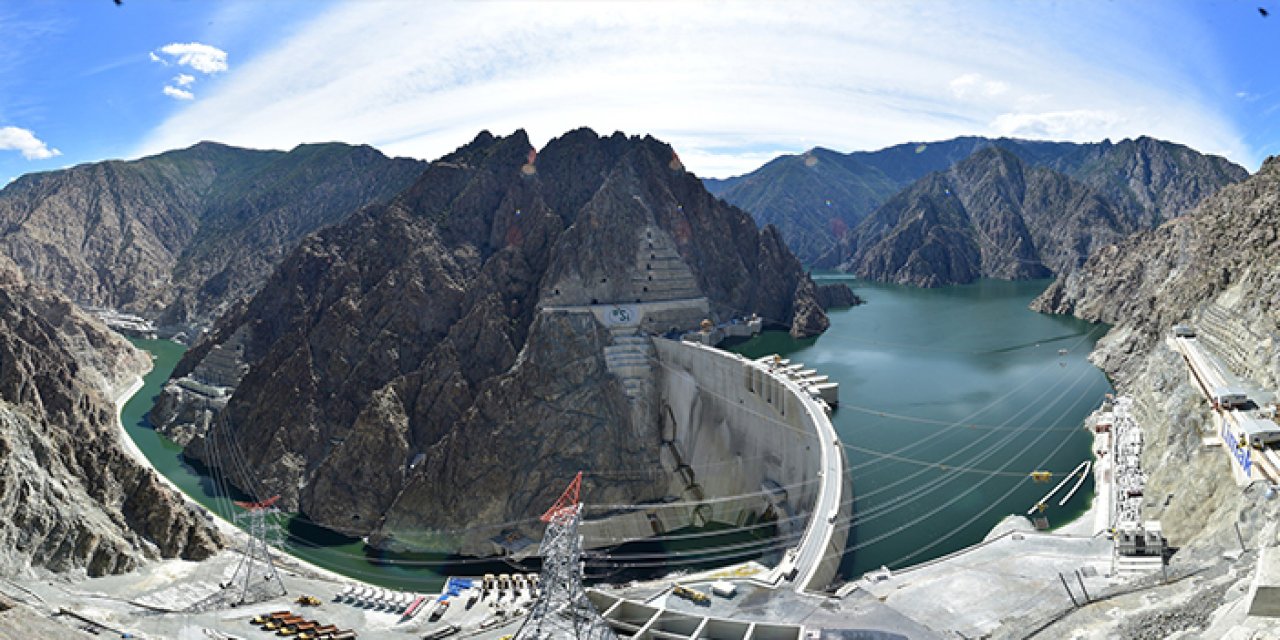 Yusufeli Barajı'nda türbinler elektrik test üretimi için dönmeye başladı