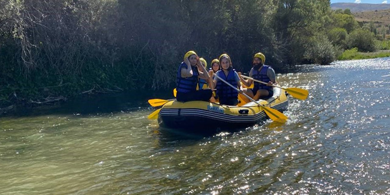 Bayburt'ta yabancı uyruklu öğrenciler Çoruh'ta rafting