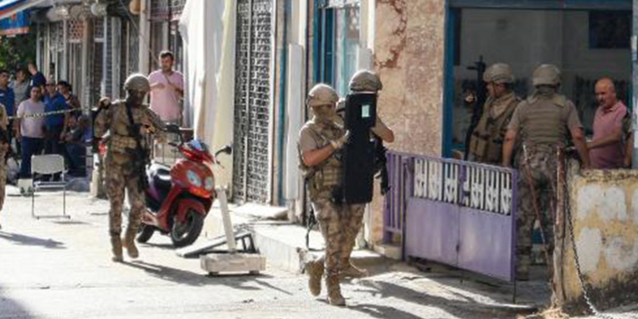 Antalya'da annesini rehin aldı! Bacağından vurulan şüpheli hayatını kaybetti