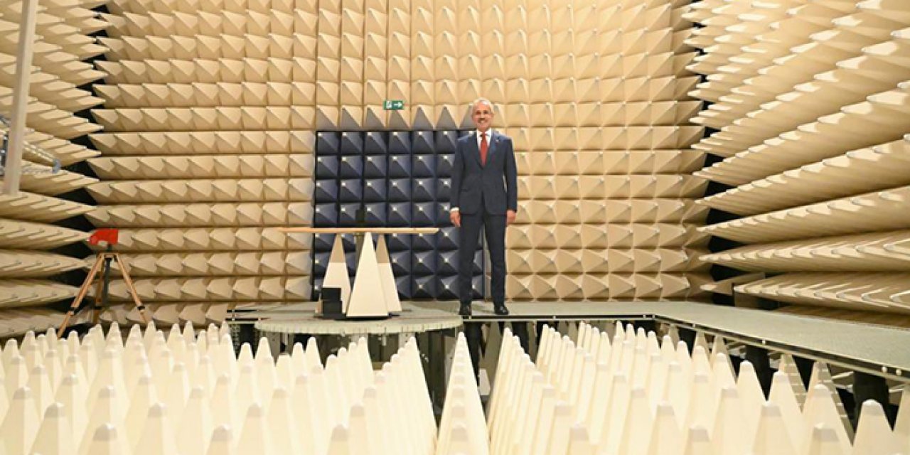 Bakan Uraloğlu cep telefonu test merkezini inceledi