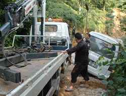 Rize'de minibüs halatla bağlandı