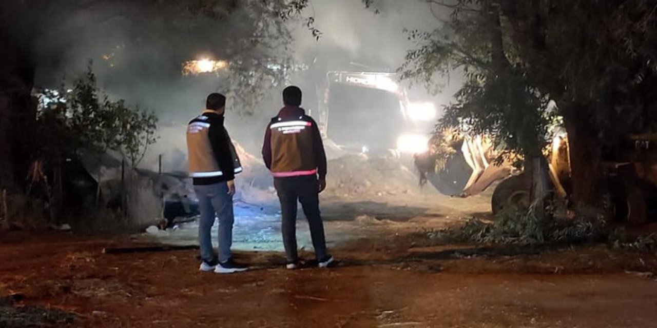 Bayburt'ta yıldırımın düştüğü ahır yandı