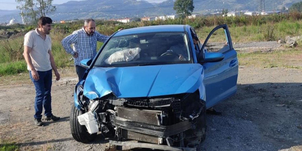 Samsun’un Çarşamba ilçesinde otomobil durağa çarpıp kanala düştü: 1 yaralı