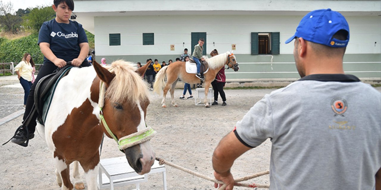 Samsun'da zihinsel engelli çocuklar ata binip kenti gezdi