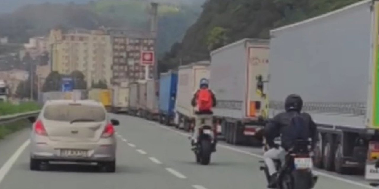 Artvin'de motosikletlinin tehlikeli yolculuğu dikkat çekti