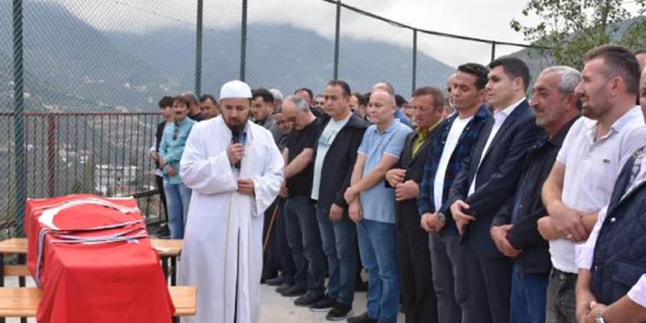 Hasarlı binanın yıkımı sırasında enkaz altında kalan operatör Gümüşhane’de defnedildi