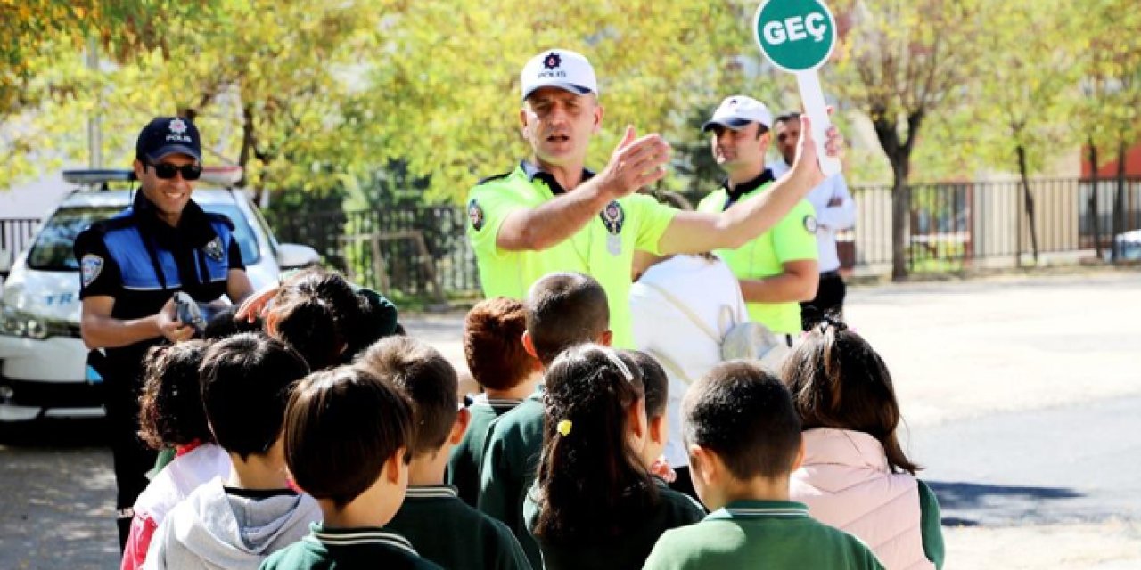 Bayburt'ta öğrencilere mobil trafik eğitimleri veriliyor