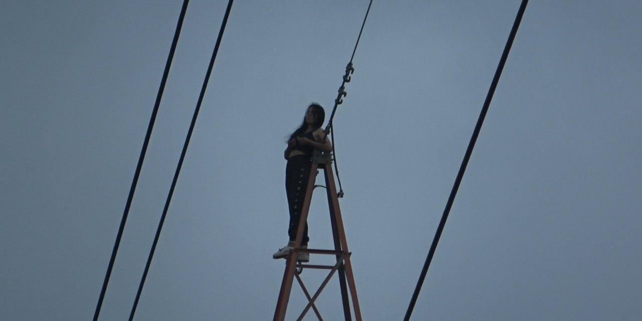 Erkek arkadaşı ile tartışan genç kız yüksek gerilim hattına çıktı!