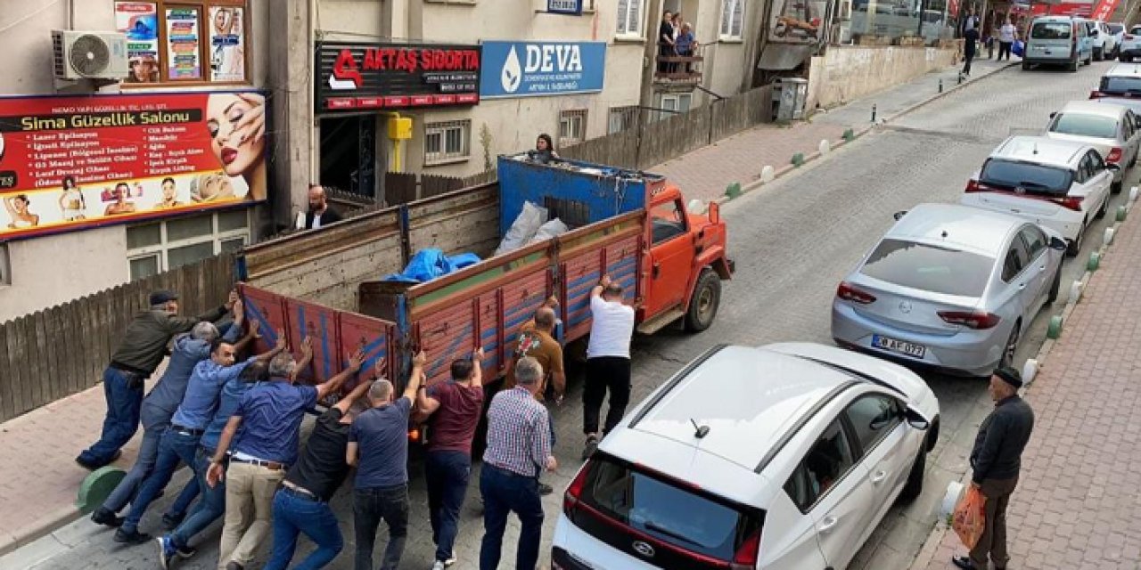 Artvin'de kamyonet arızalandı! Vatandaşlar sürücünün imdadına yetişti