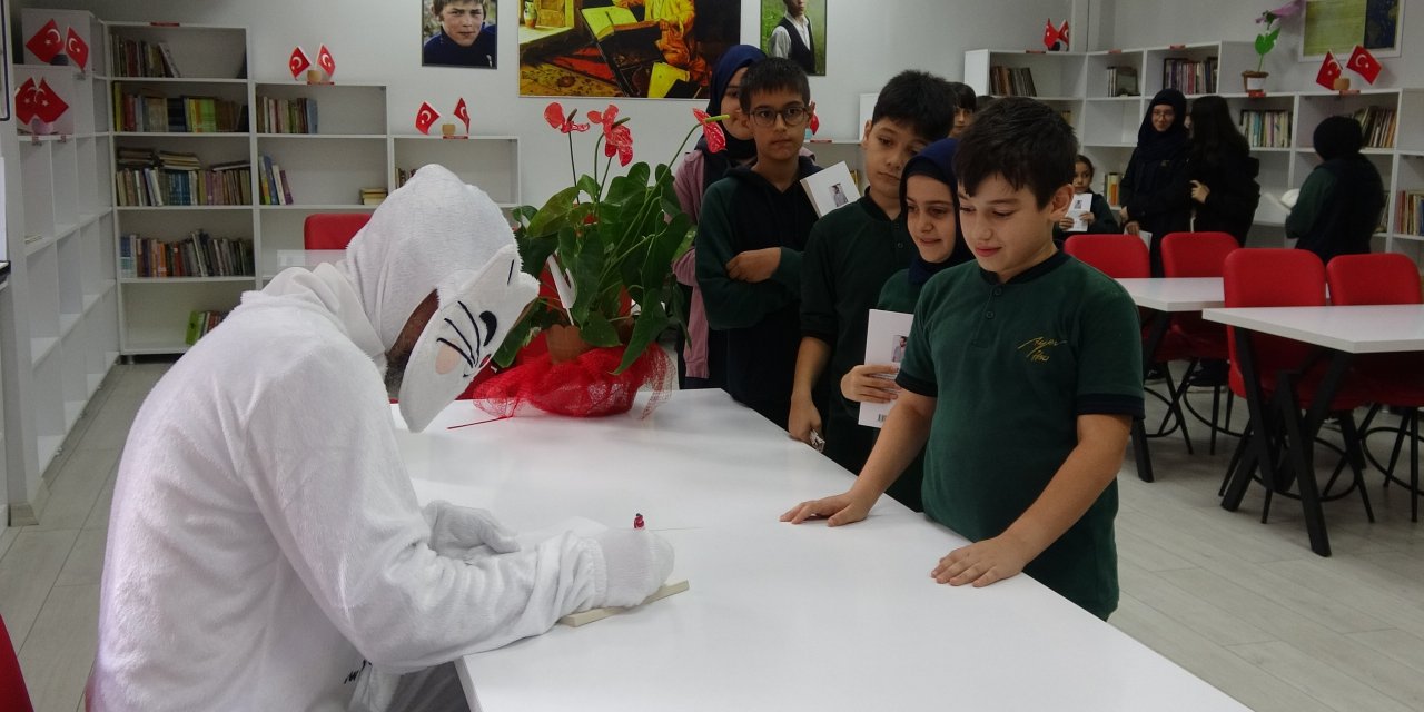 Kedi kılığına girdi, kitabını imzaladı