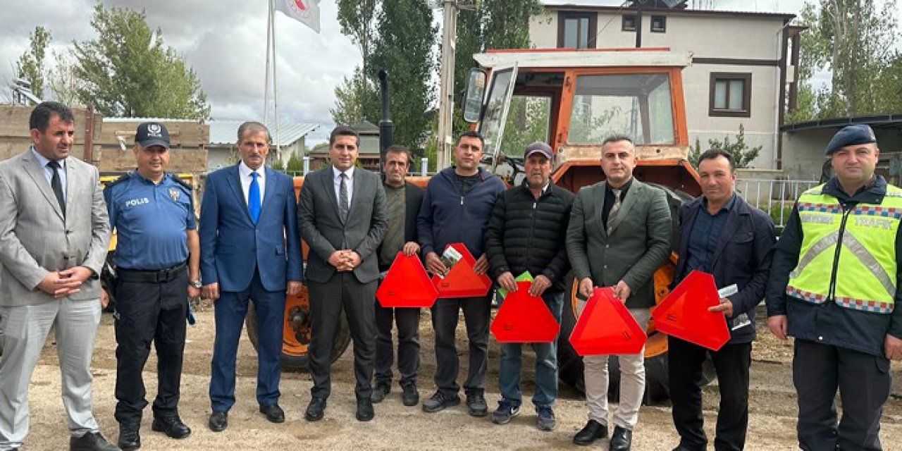 Bayburt'ta traktör sürücülerine reflektör dağıtıldı