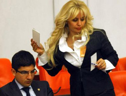 Meclis'te gizemli sarışın