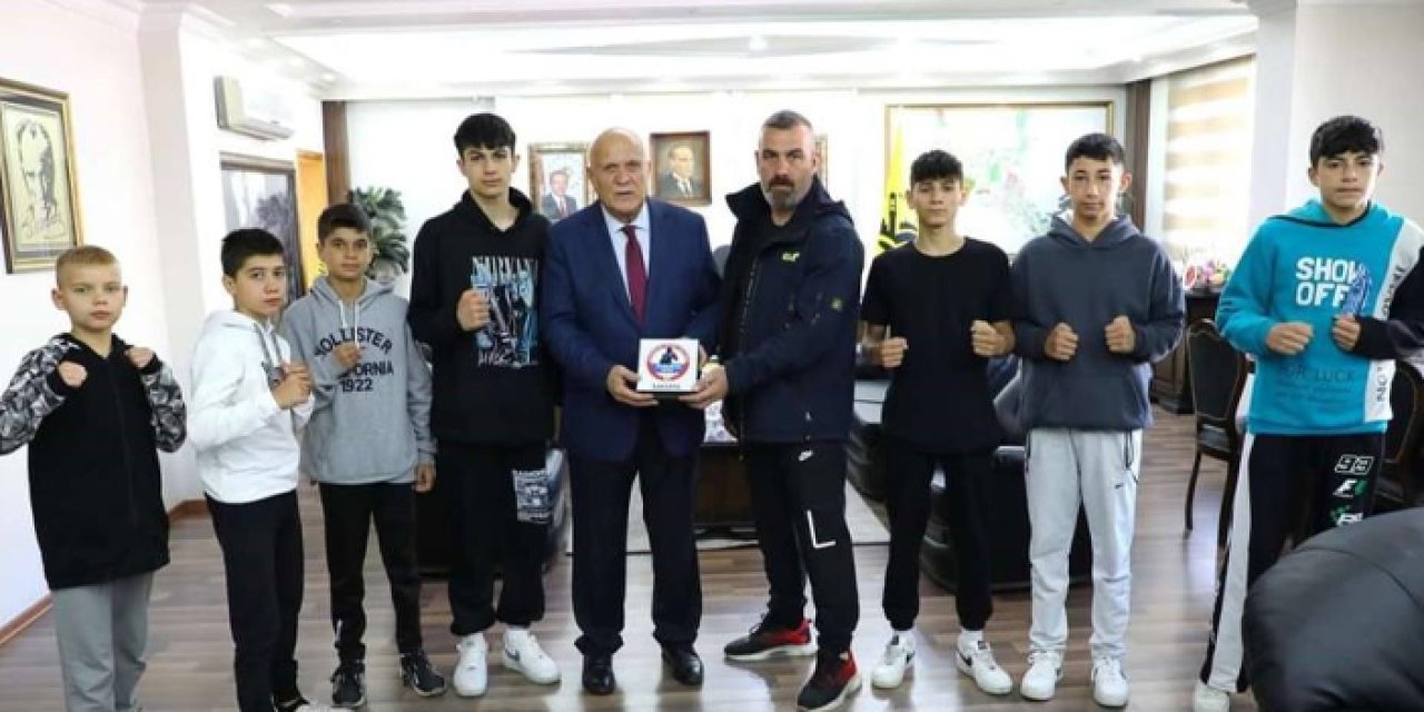 Bayburt'ta minik boksörlerden Başkan Pekmezci'ye ziyaret