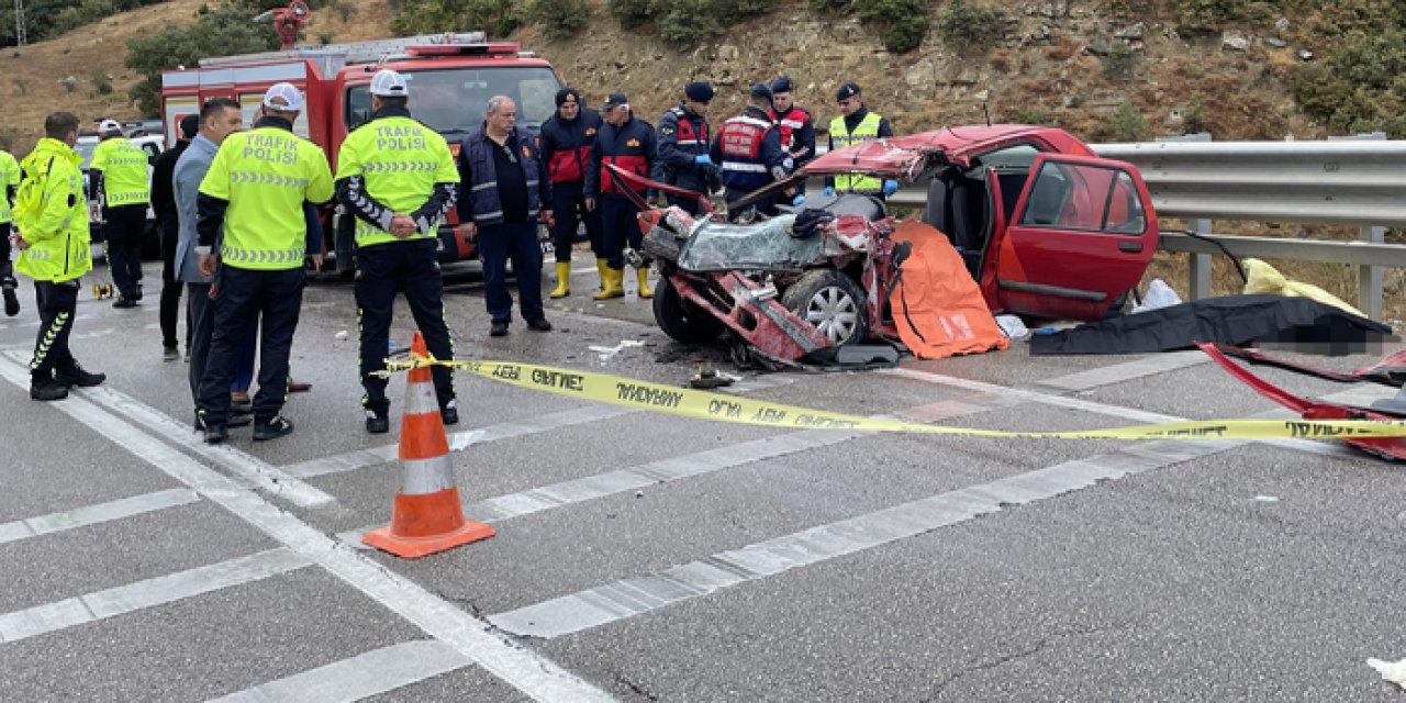 Otomobil kamyona çarptı! 4 ölü, 1 yaralı