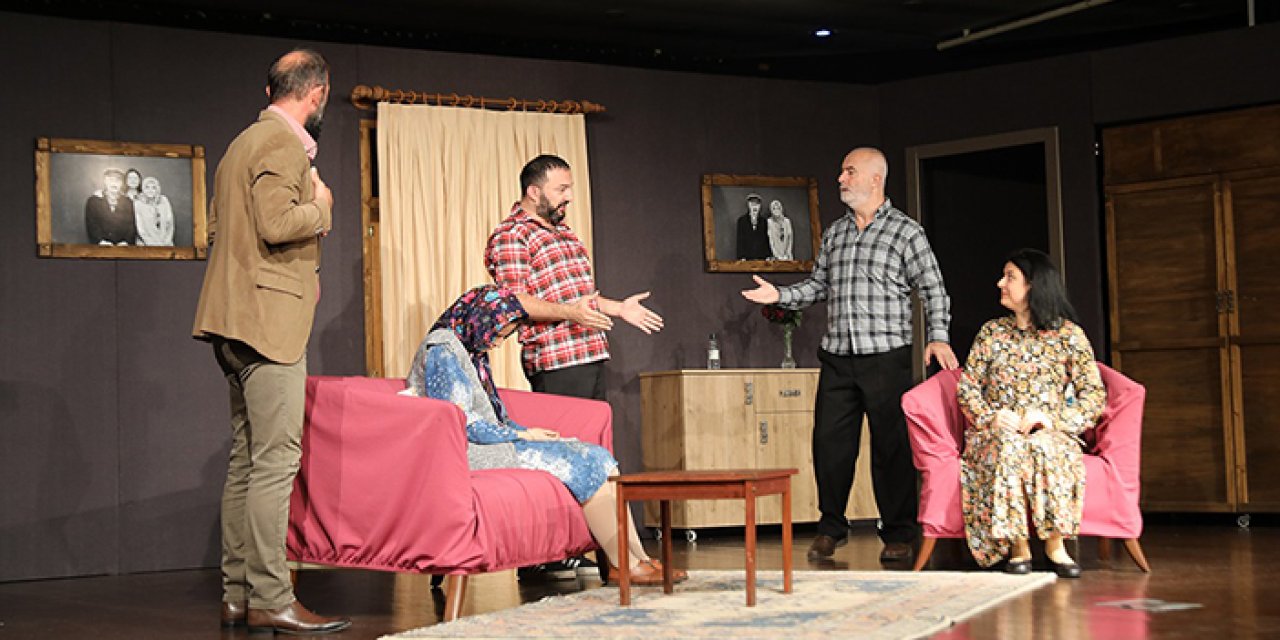 Akçaabat'ta 'Entrikalı Dolap Komedyası' sergilendi