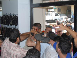 1 liralık ayakkabı için izdiham