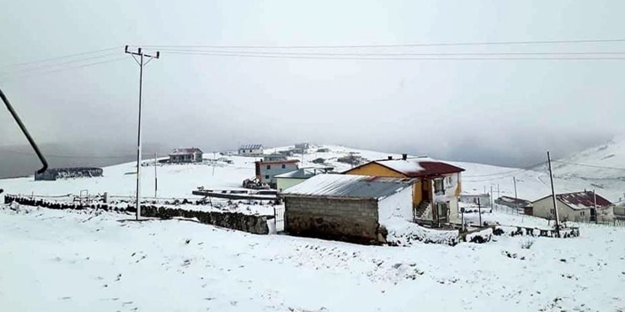 Bayburt’un yüksek kesimlerinde kar yağışı etkili oldu