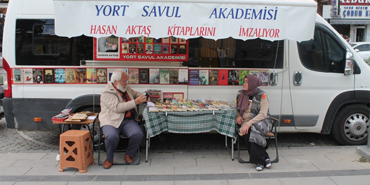 5 tır dolusu kitap eve sığmadı! Sokağa taştı