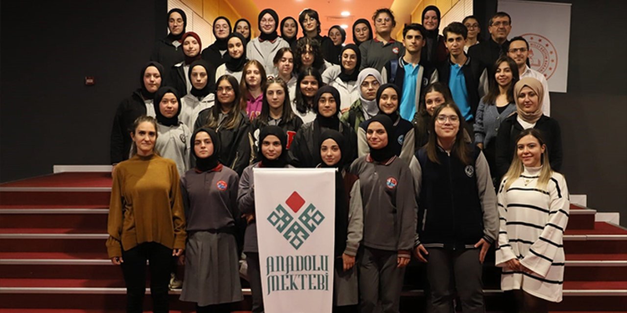 Bayburt'ta Cumhuriyet'in yüzüncü yılında öğrenciler sinemada buluştu