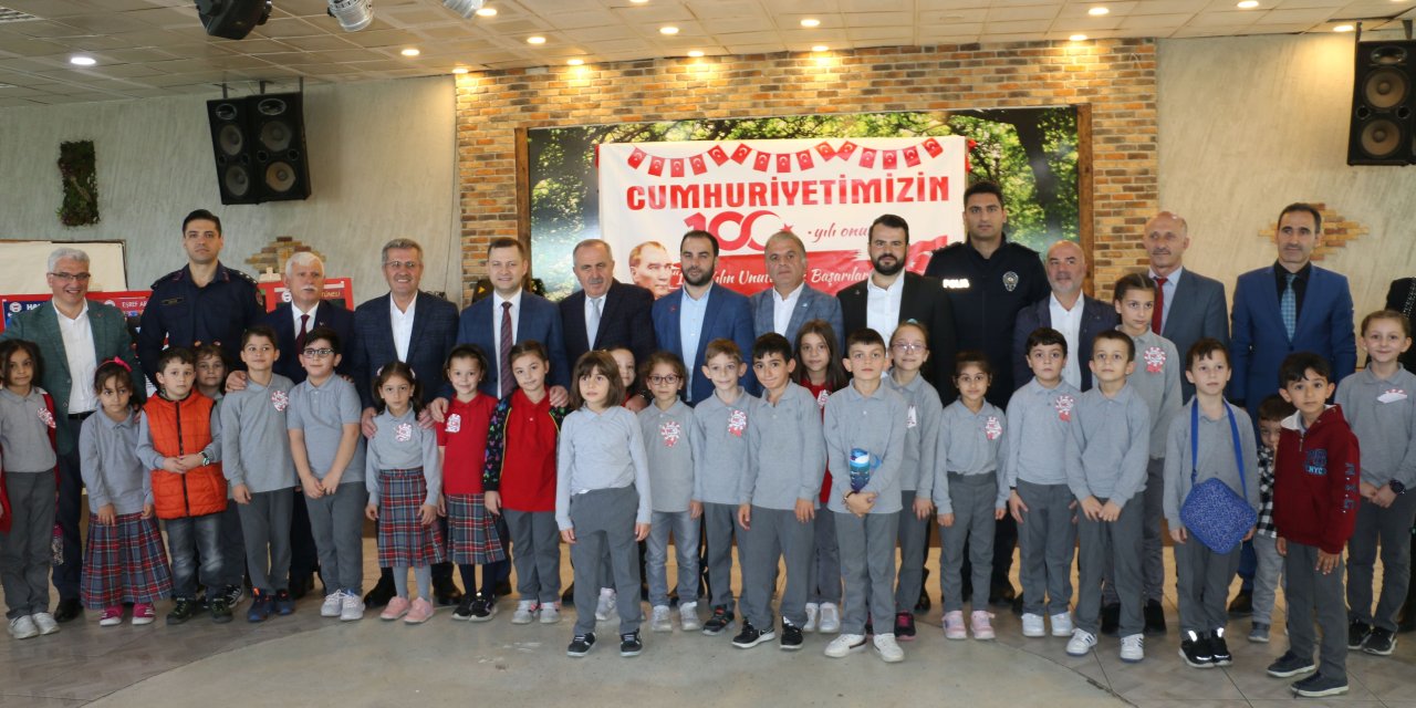 Of'ta "Cumhuriyetin 100 Başarı Hikayesi" sergisi açıldı