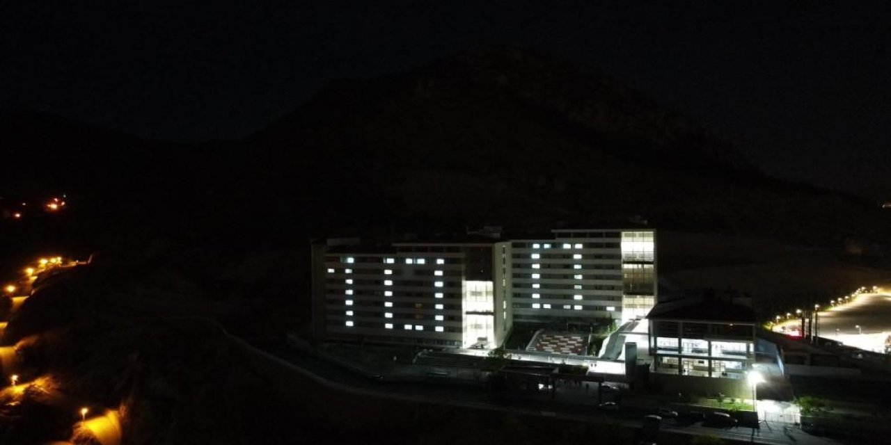 Gümüşhane’de Cumhuriyet'in 100. yılında yurt ışıklarıyla 100 yazıldı