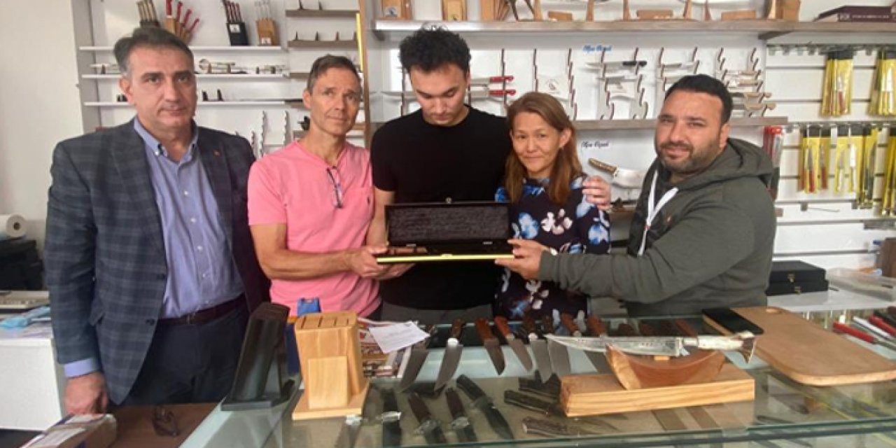 Trabzon'da oğlunu kaybeden Norveçli aileye Sürmene bıçağı hediye edildi