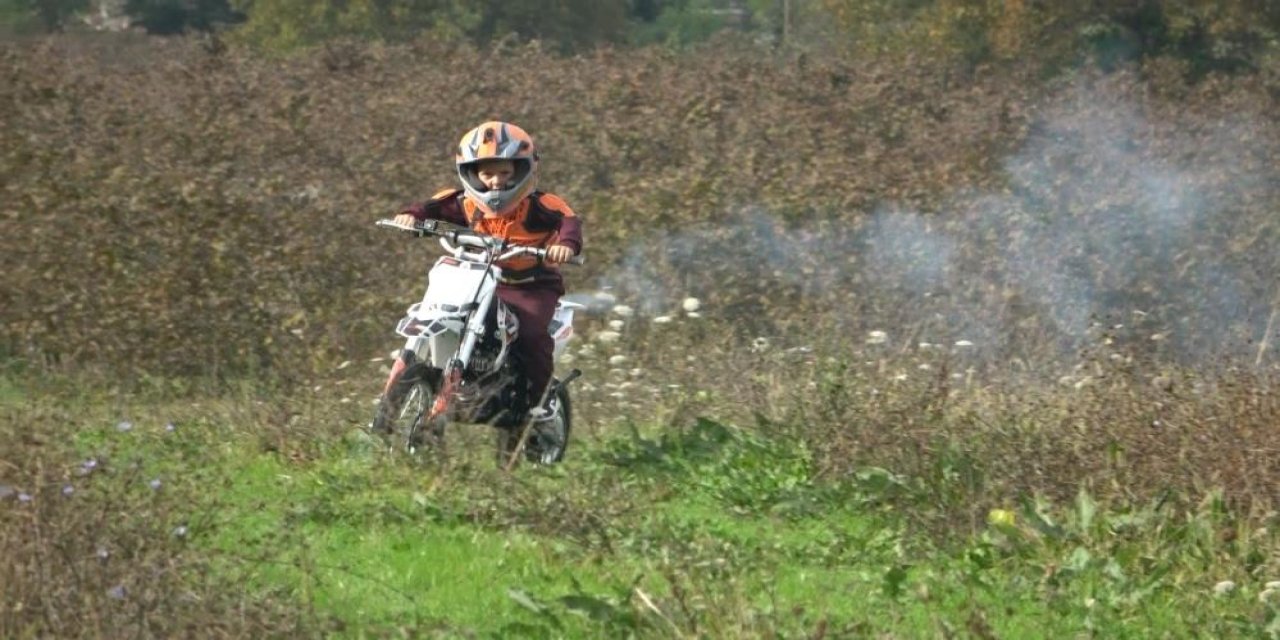 5 yaşındaki motosikletçi boyundan büyük araçlar sürüyor